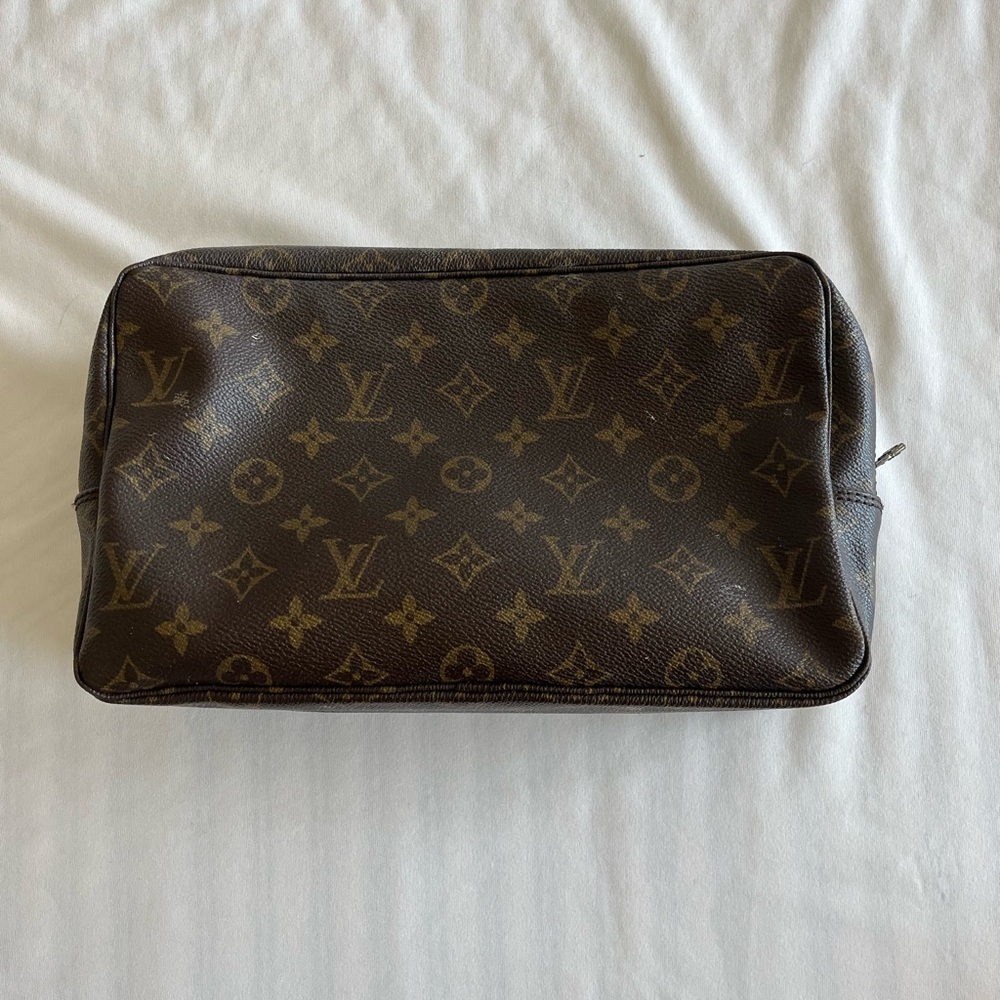 LOUIS VUITTON Monogram Trousse Toilette 28
